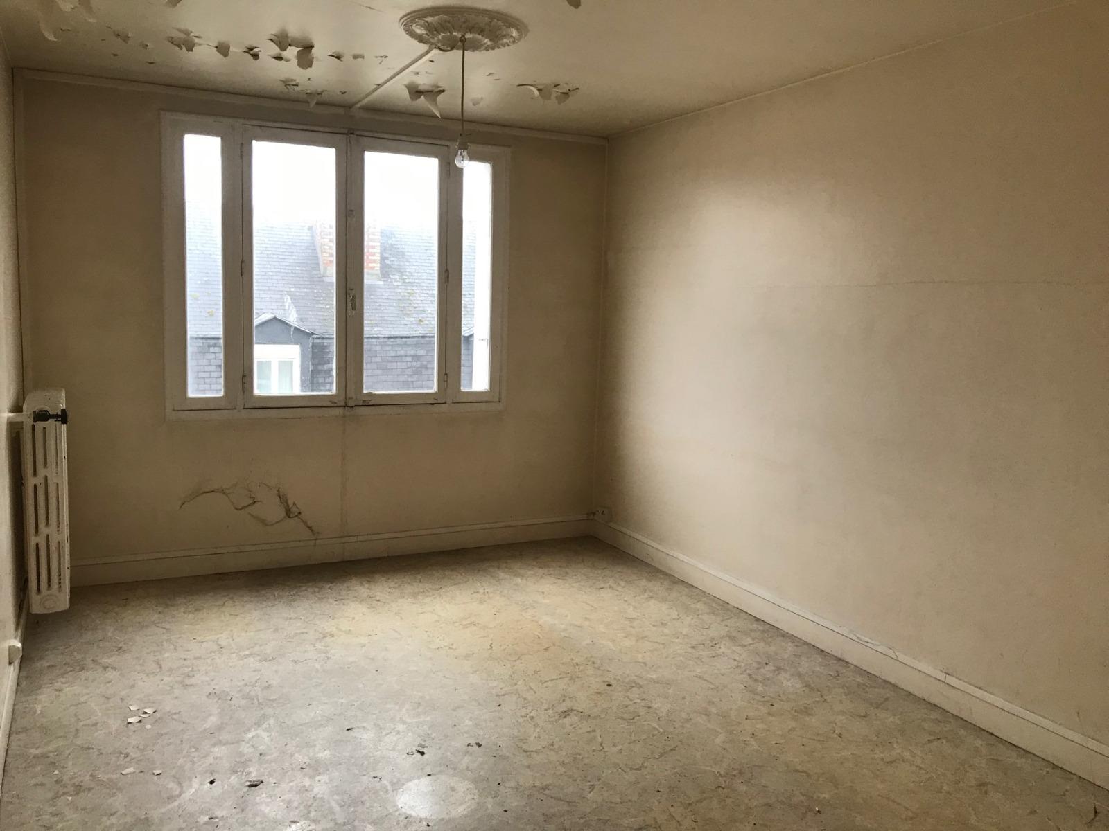 RUE AUVRAY - APPARTEMENT DERNIER ETAGE A RENOVER
