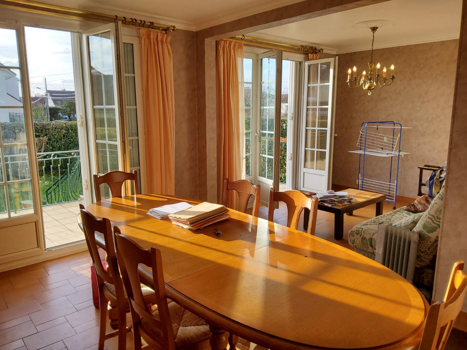 Maison avec garage et jardin. 