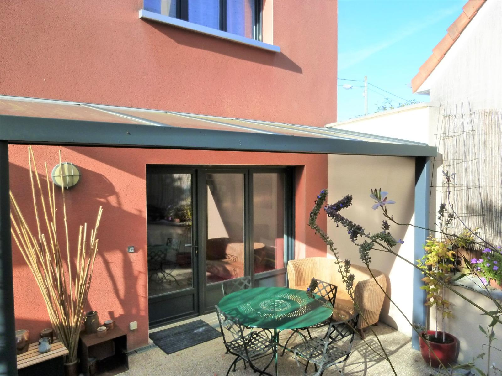 MAISON RECENTE AVEC TERRASSE ET PARKING 
