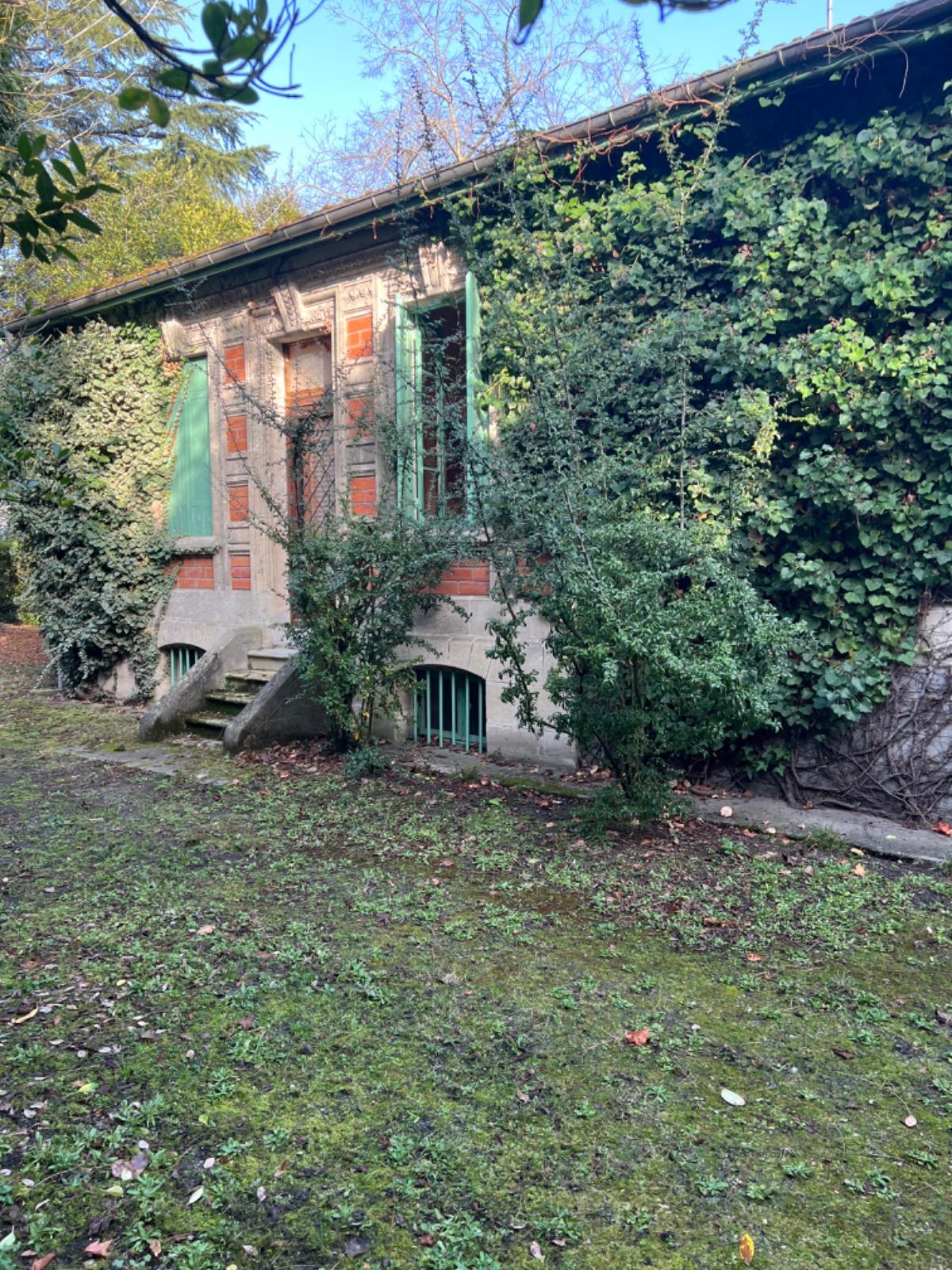 Maison de charme à rénover -Cachet et nature en coeur de ville.