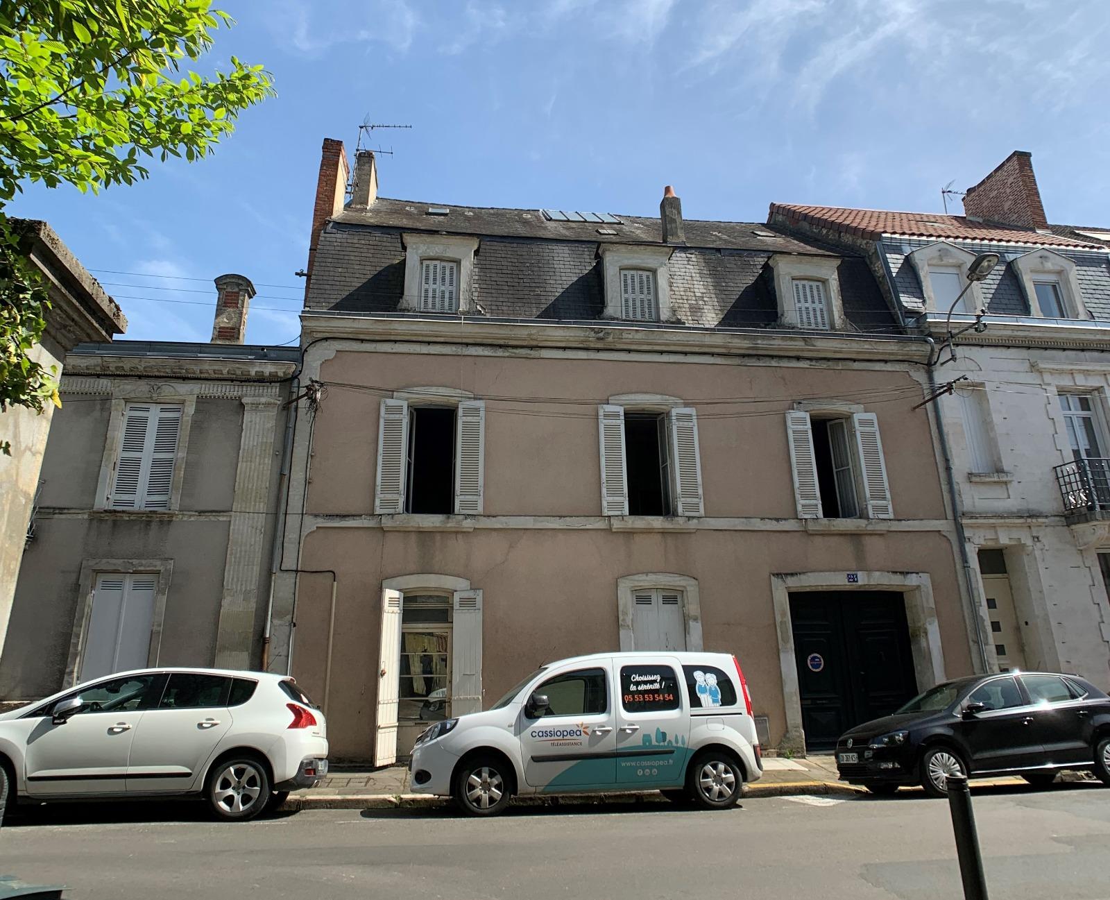 Maison bourgeoise avec jardin et possibilité de stationnement - centre-ville de perigueux