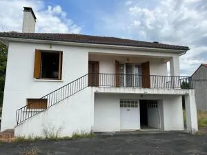 Ensemble de deux maisons sur un grand terrain arbore