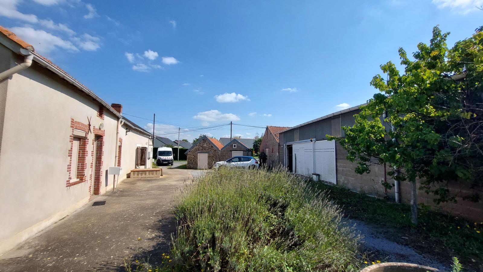 Ensemble immobilier composé d'un immeuble, d'un garage, d'un atelier, une grange, 4 cellules , dépendances