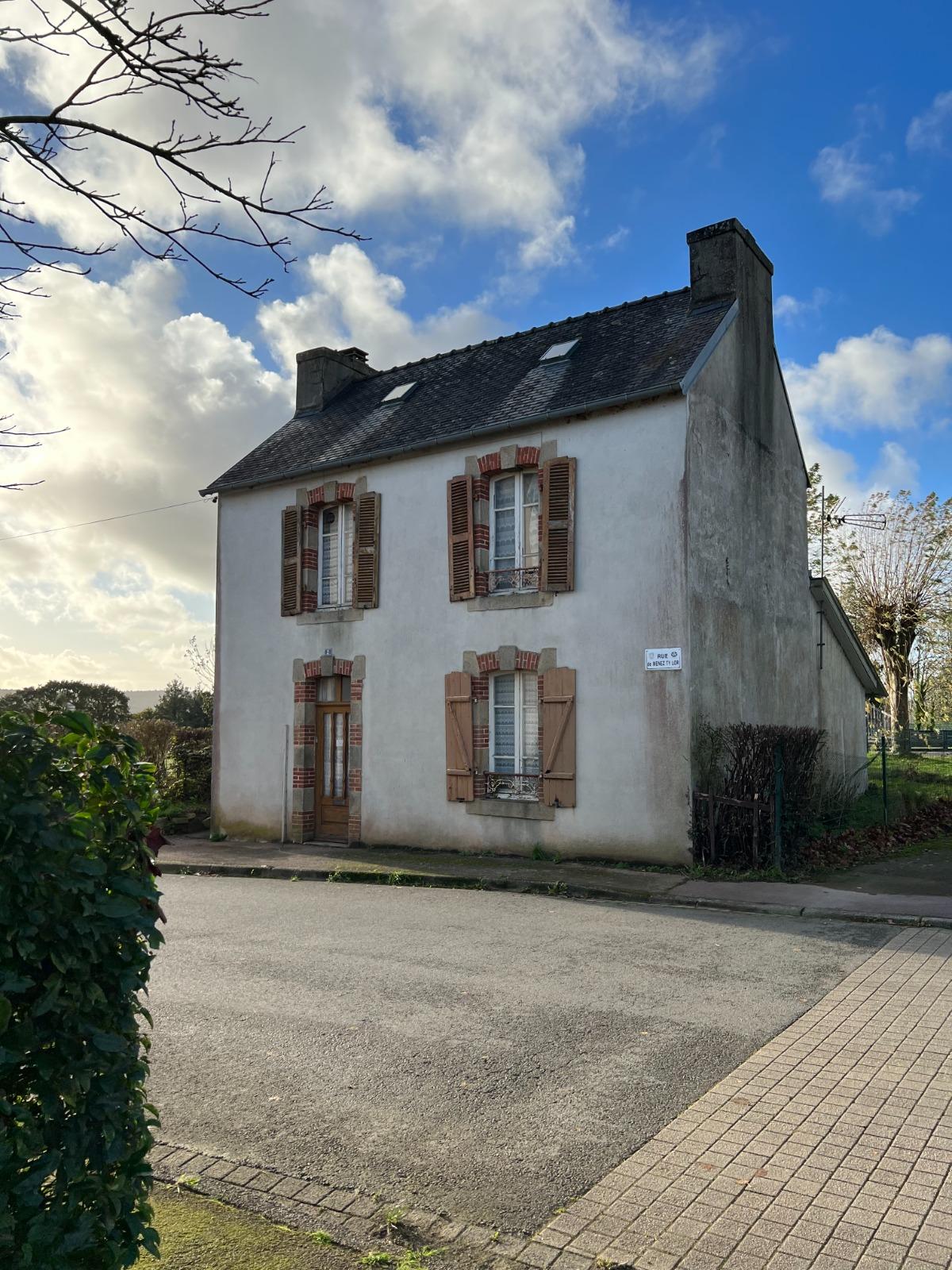 Maison Bourg Dinéault à rénover 