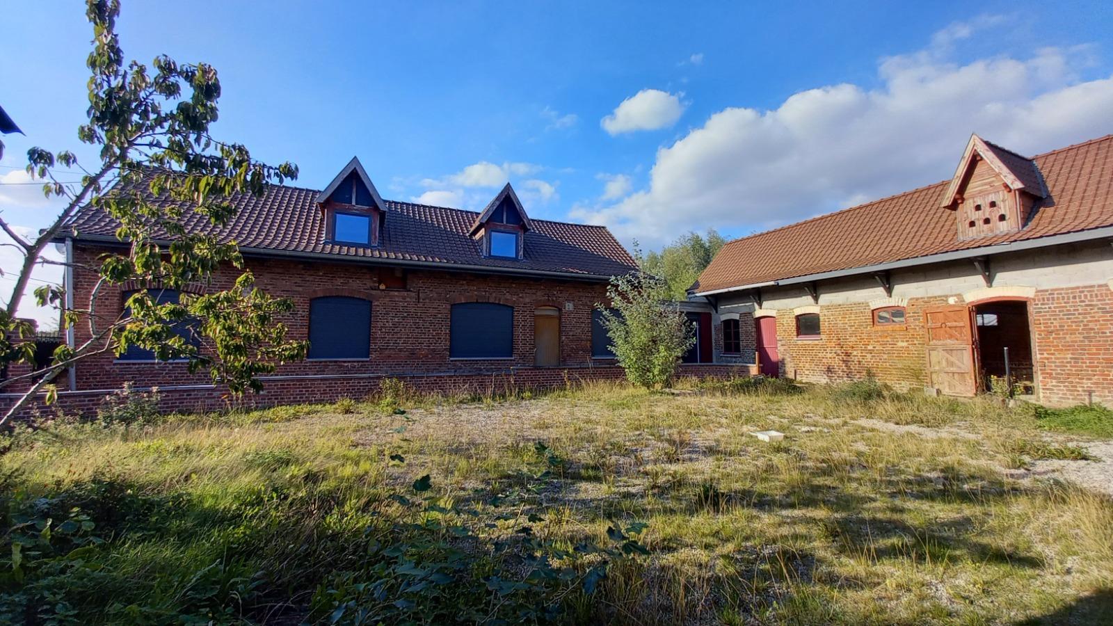 CORPS DE FERME AVEC HANGAR, GRANGE et PATURE