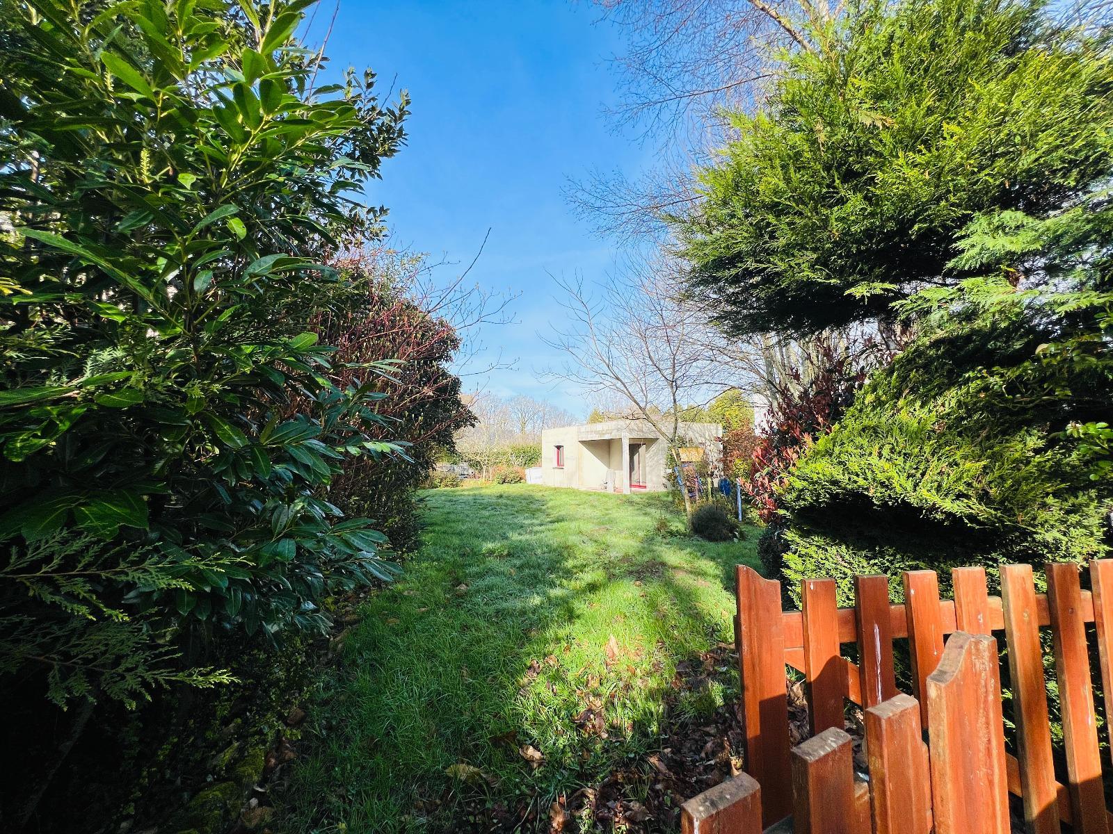 Logement type 2 sur jardin arboré