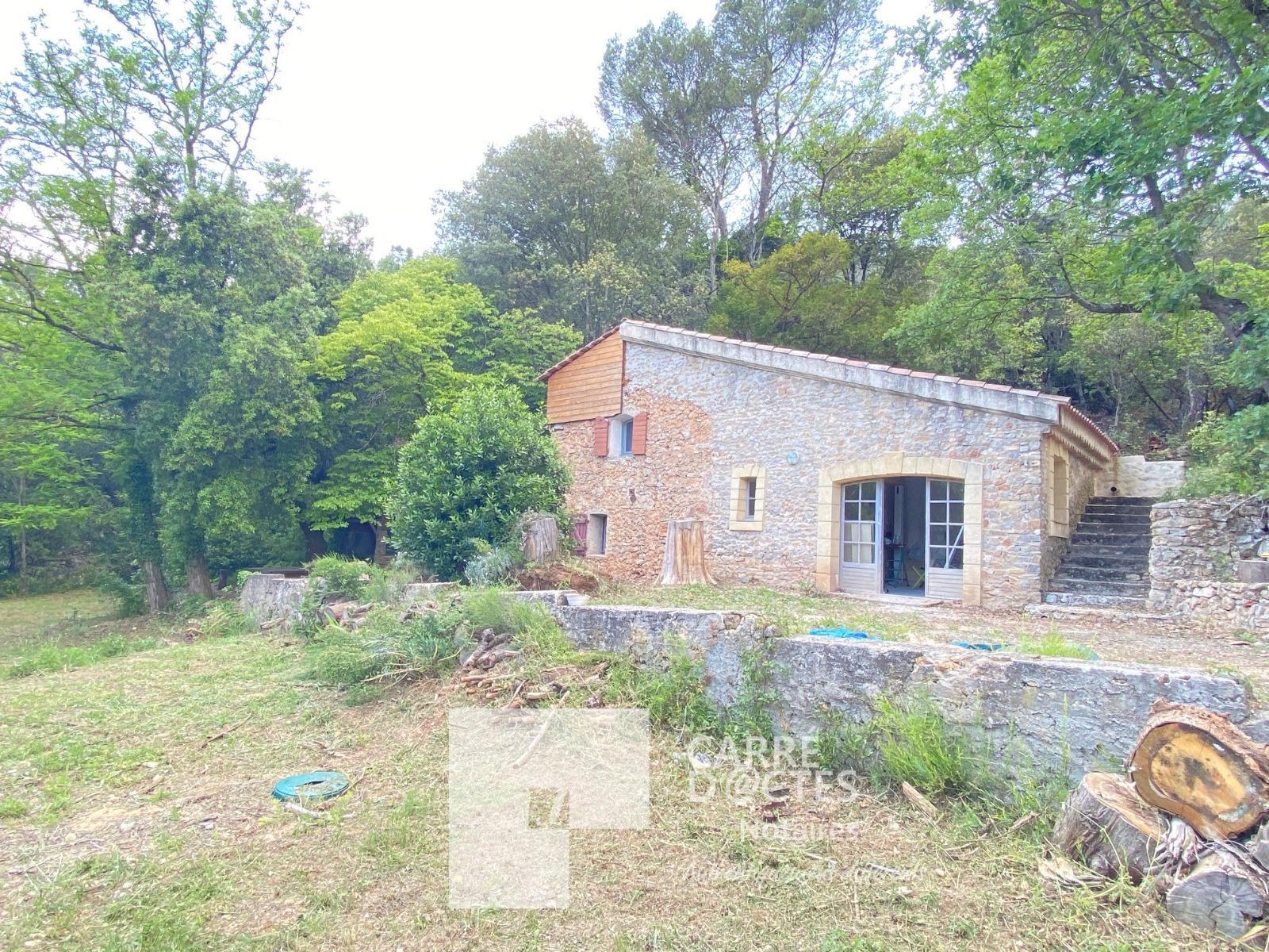 Sur 4311 m2 de terrain, cabanon en pierre de 65 m2 utiles environ.
