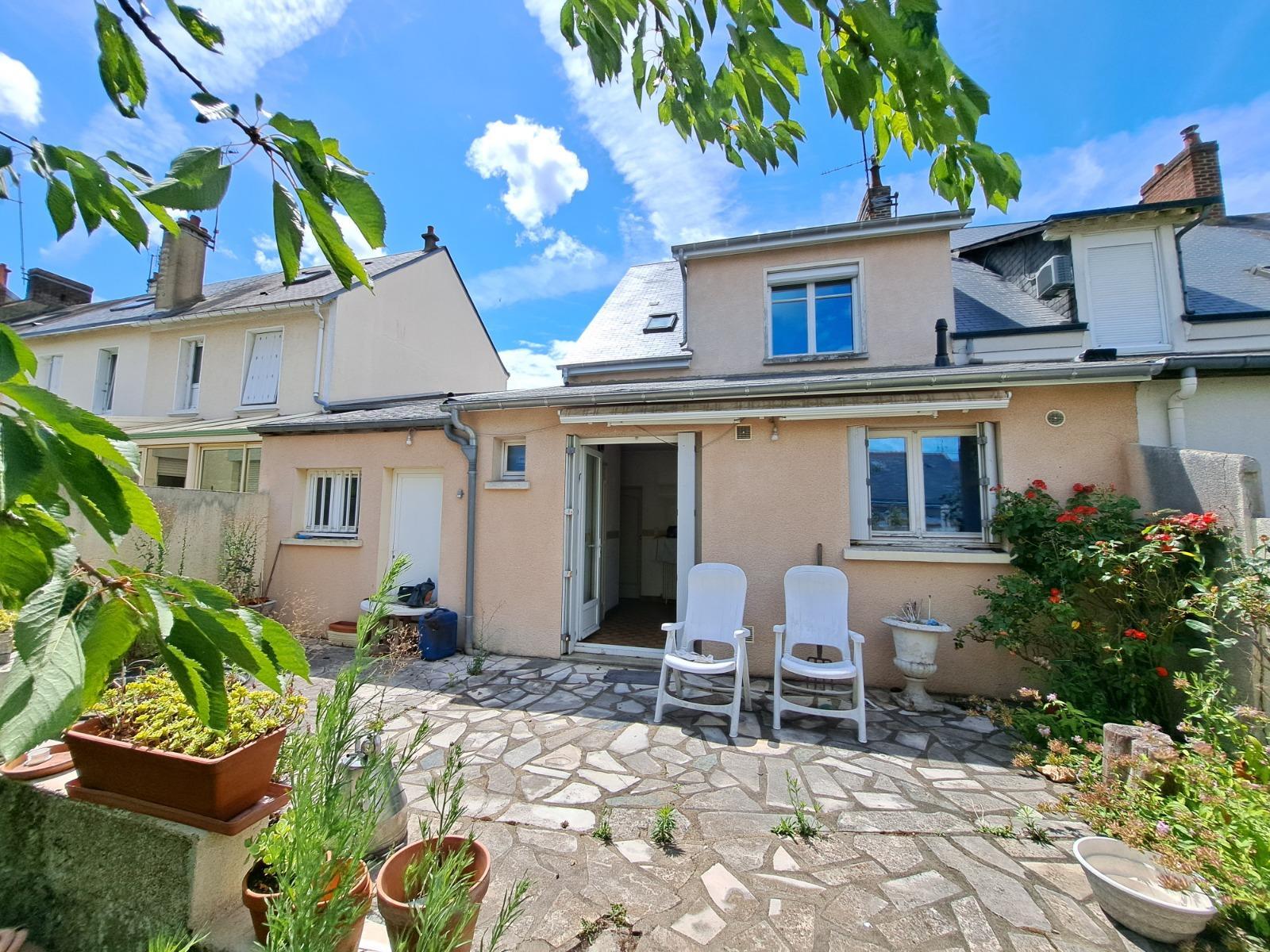 Rue du miroir - maison type mancelle avec garage et jardin 