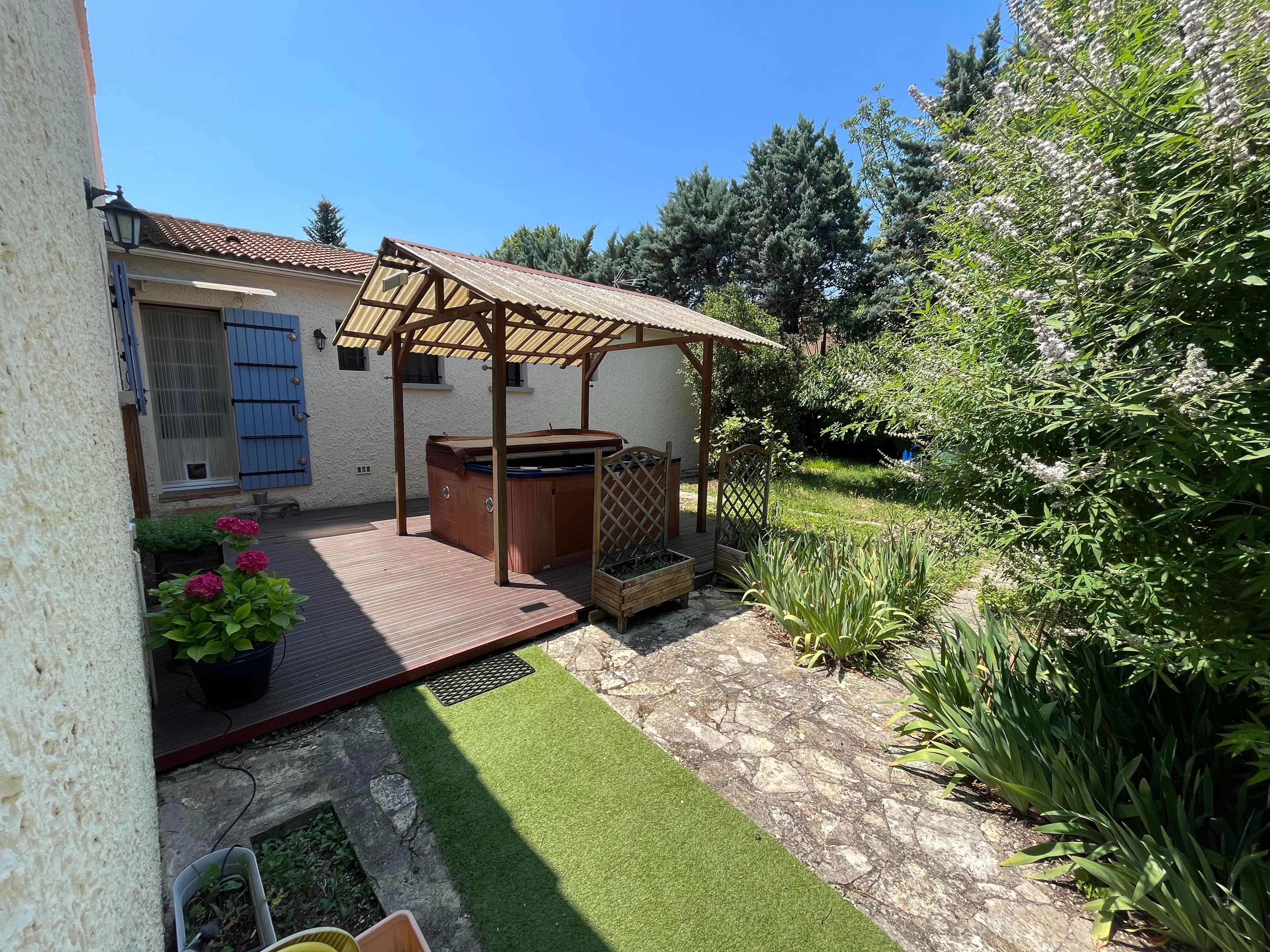 Villa 6 pièces de 220m² avec un terrain de 2200 m² 