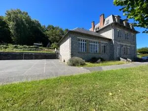 Ancienne école avec terrain, dépendances et vue dégagée sur la campagne