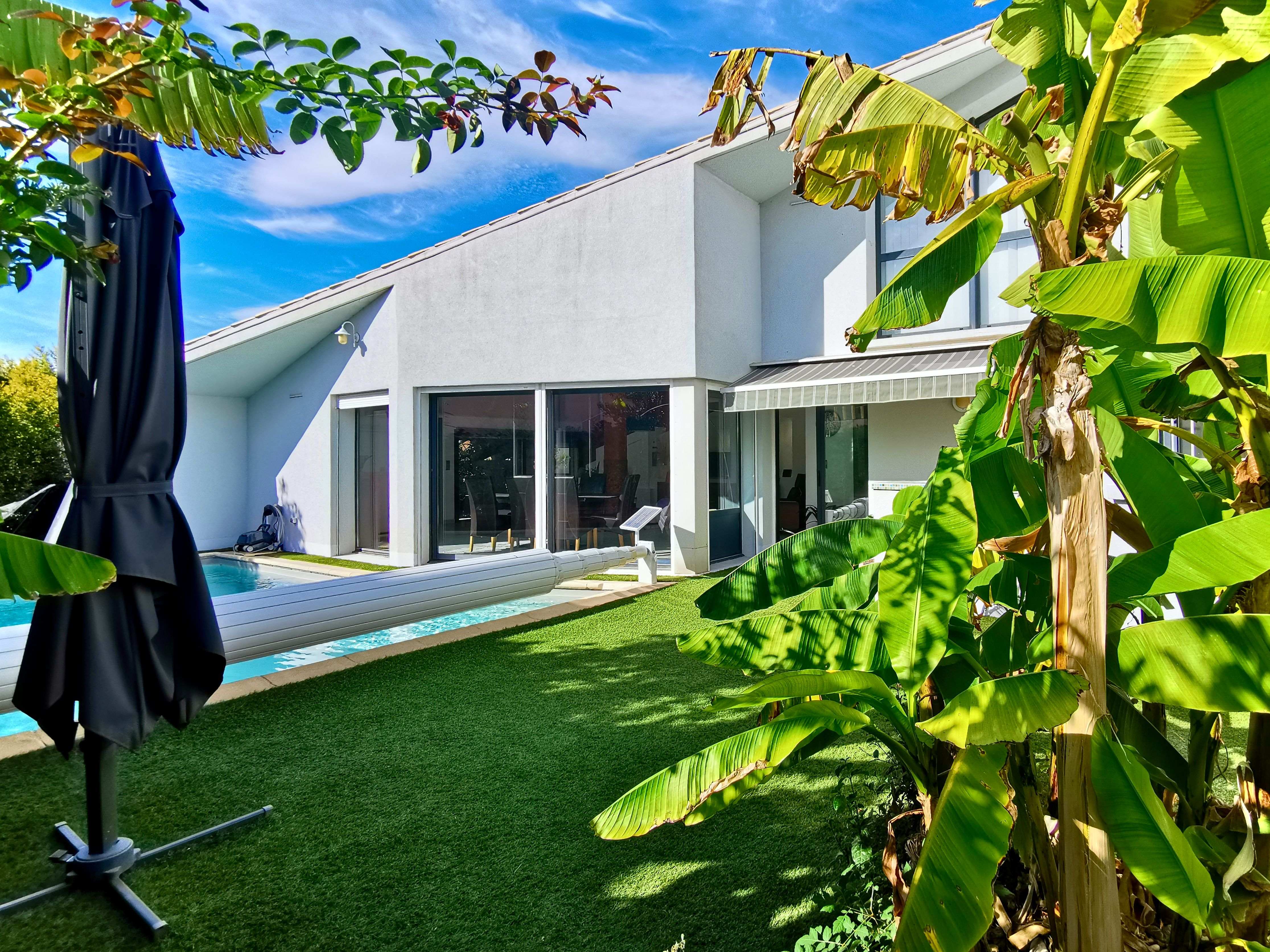 Prestige - villa d'architecte 7 pièces (+ de 185 m2) avec piscine, spa et garage