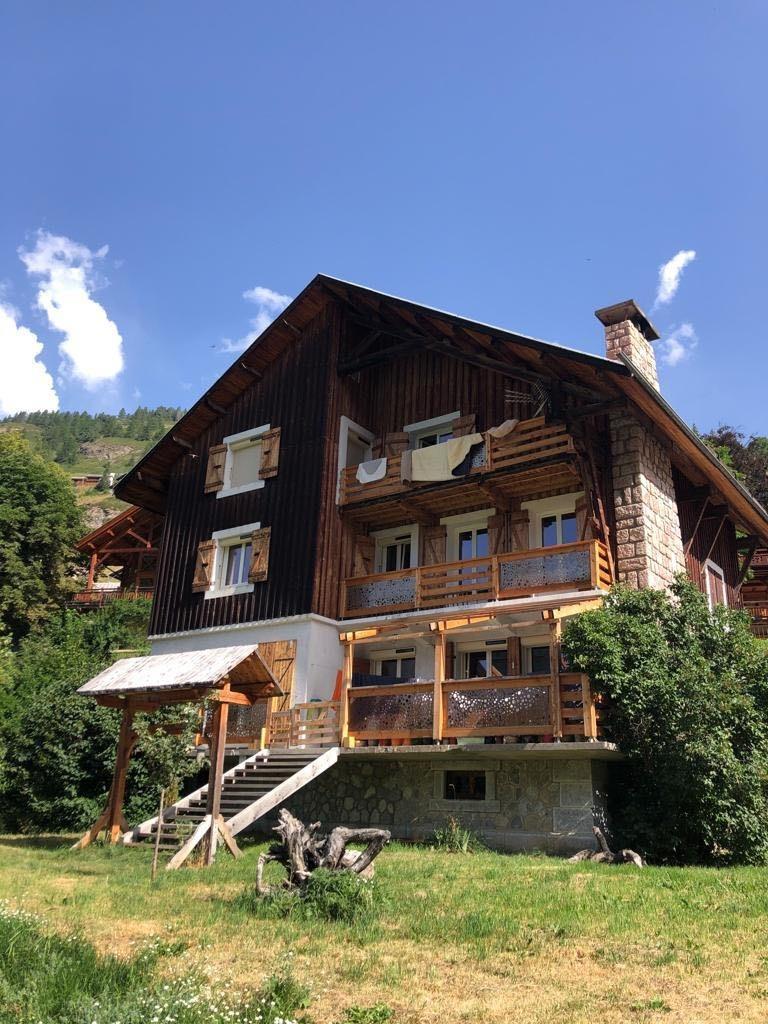 Chalet authentique situé sur la commune de AIGUILLES