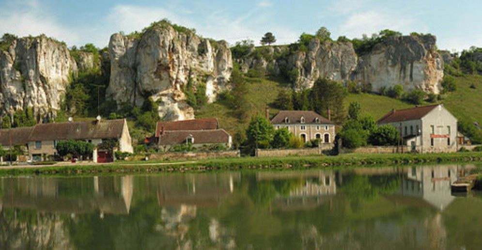 EN EXCLUSIVITE ANCIEN HOTEL RESTAURANT A REHABILITER AU PIED DES ROCHERS DU SAUSSOIS
