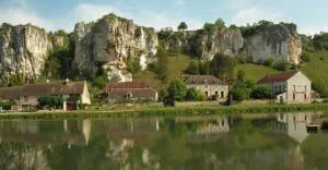 EN EXCLUSIVITE ANCIEN HOTEL RESTAURANT A REHABILITER AU PIED DES ROCHERS DU SAUSSOIS