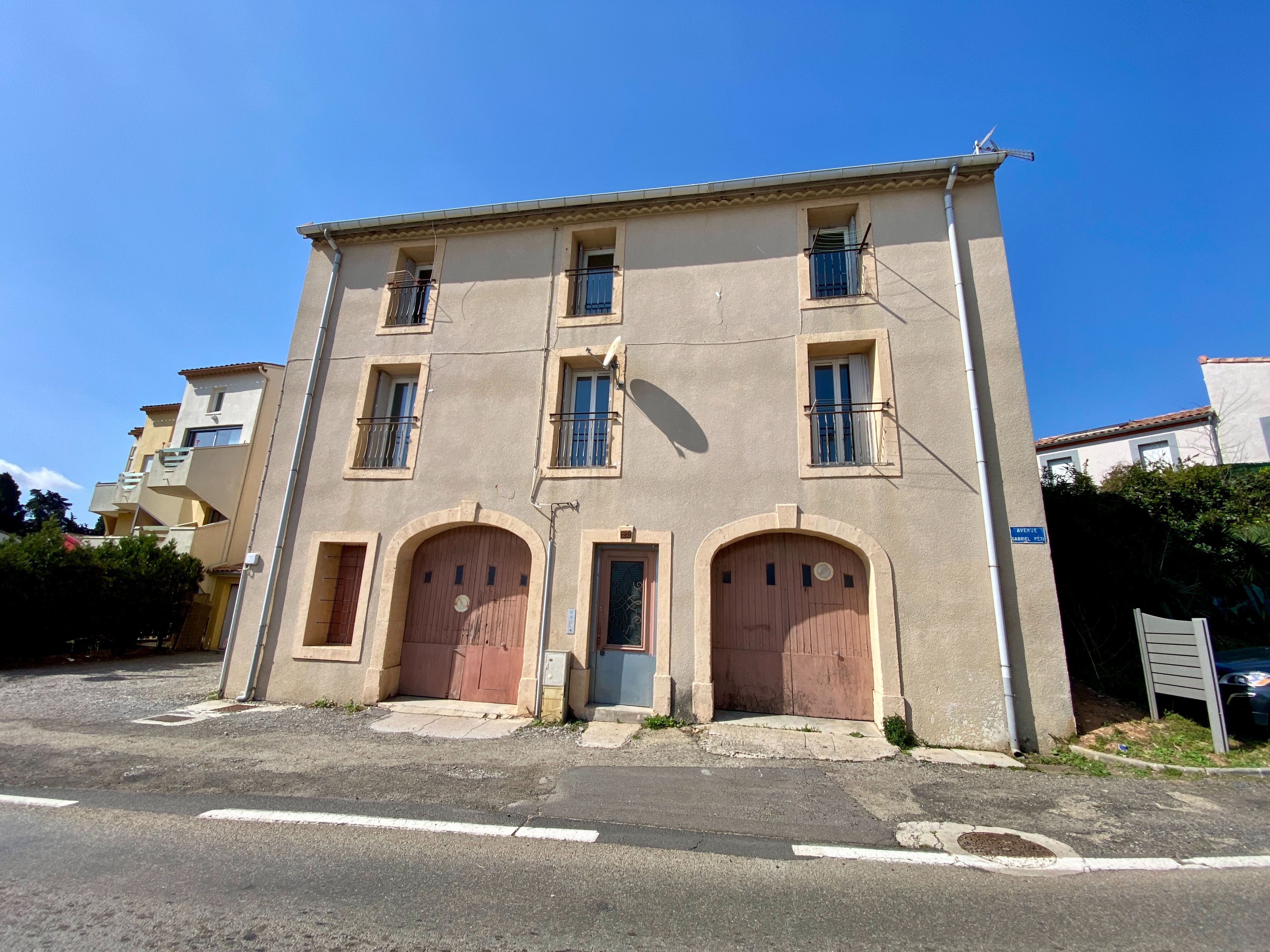 Immeuble à rénover 5 apt + terrain constructible