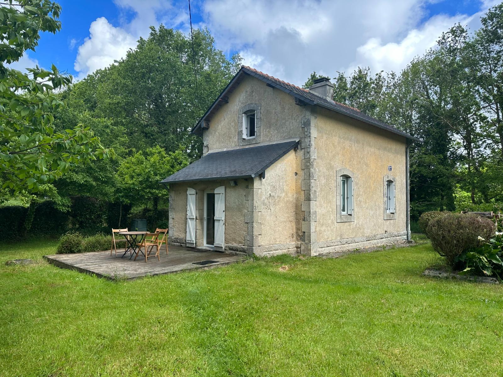 A GUENGAT - Maisonnette de 57m² s/ 747 m² de terrain 