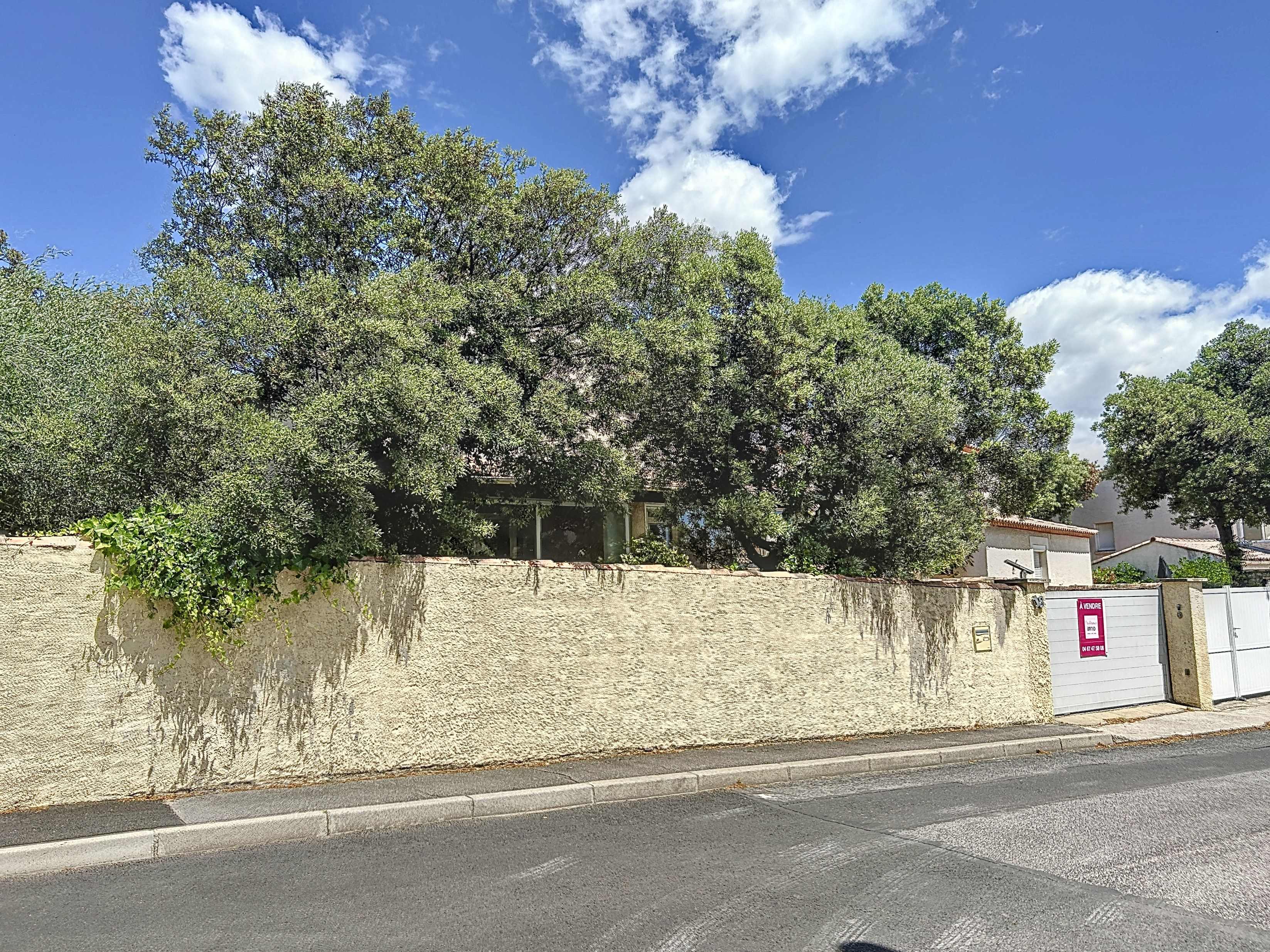 Villa T4 + Studio, contemporaine avec jardin
