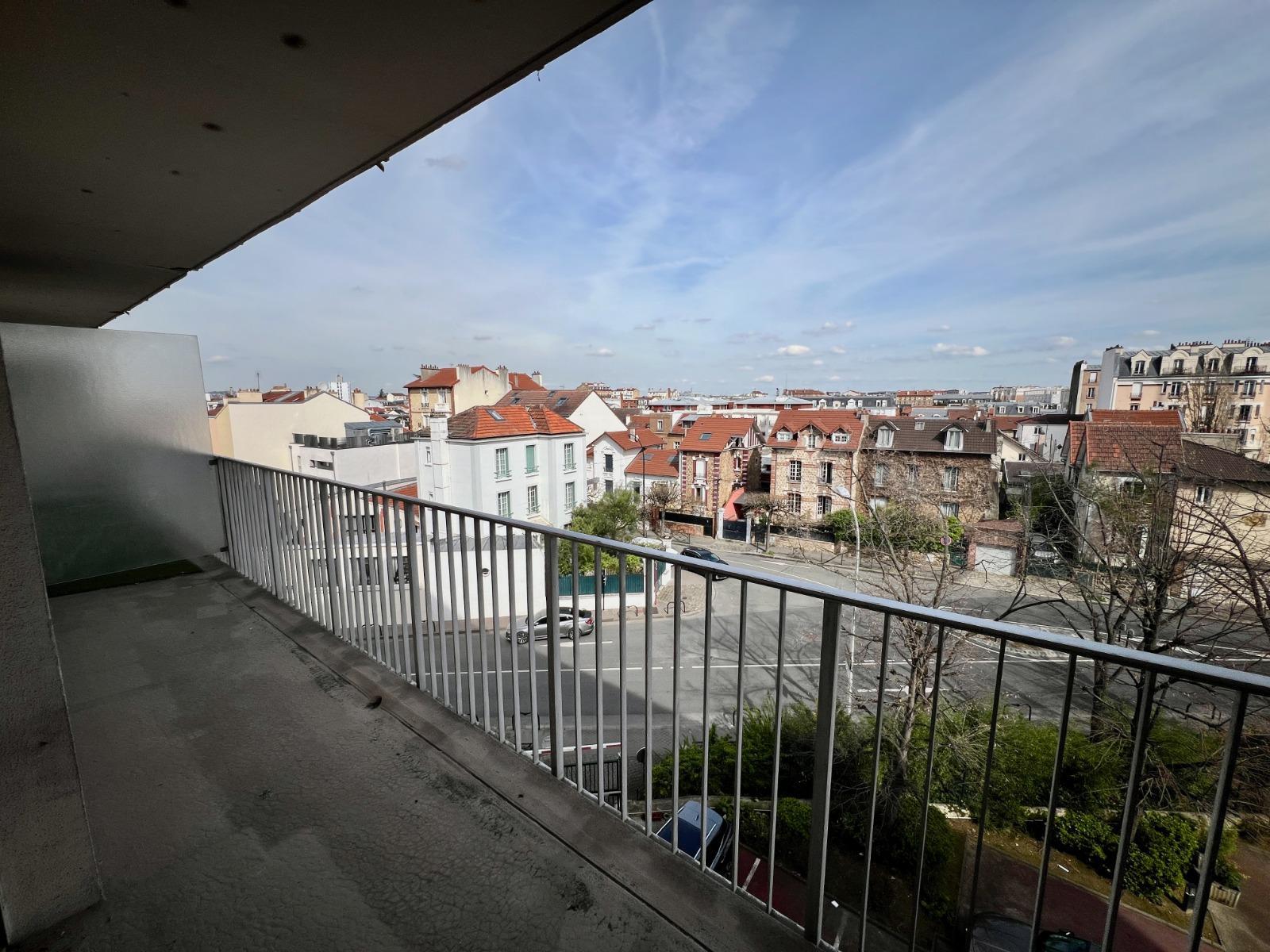 Quartier Coeur de Ville - 3 Pièces à rénover avec balcon + cave + parking + box