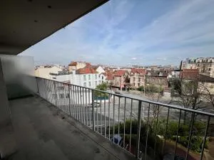 Quartier Coeur de Ville - 3 Pièces à rénover avec balcon + cave + parking + box