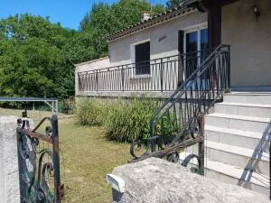 A vendre une villa avec garage, sur un terrain bordé par une rivière