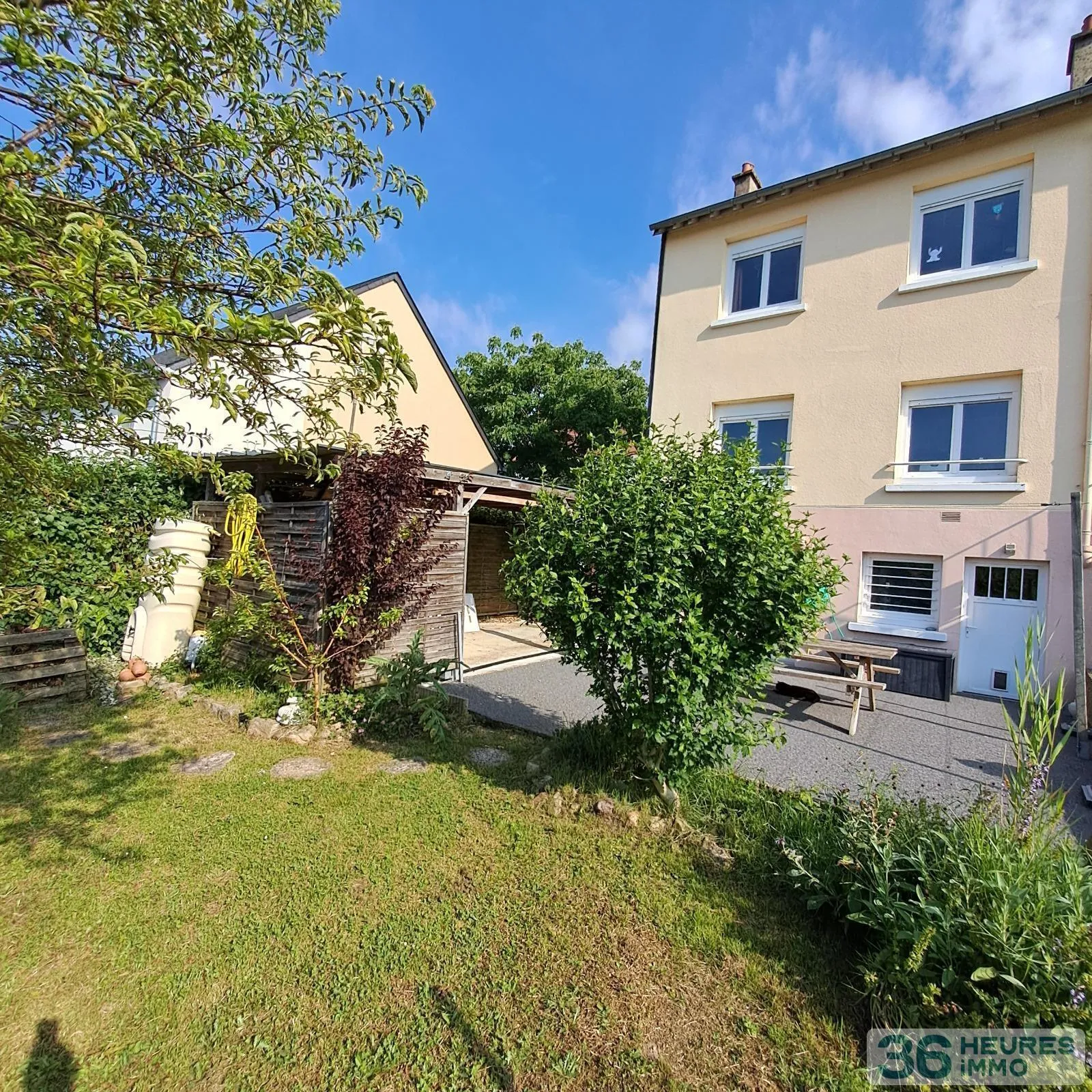 QUARTIER PREMARTINE - RUE CALME - SEMI MITOYENNE - 3 CHAMBRES - JARDIN ET GARAGE 