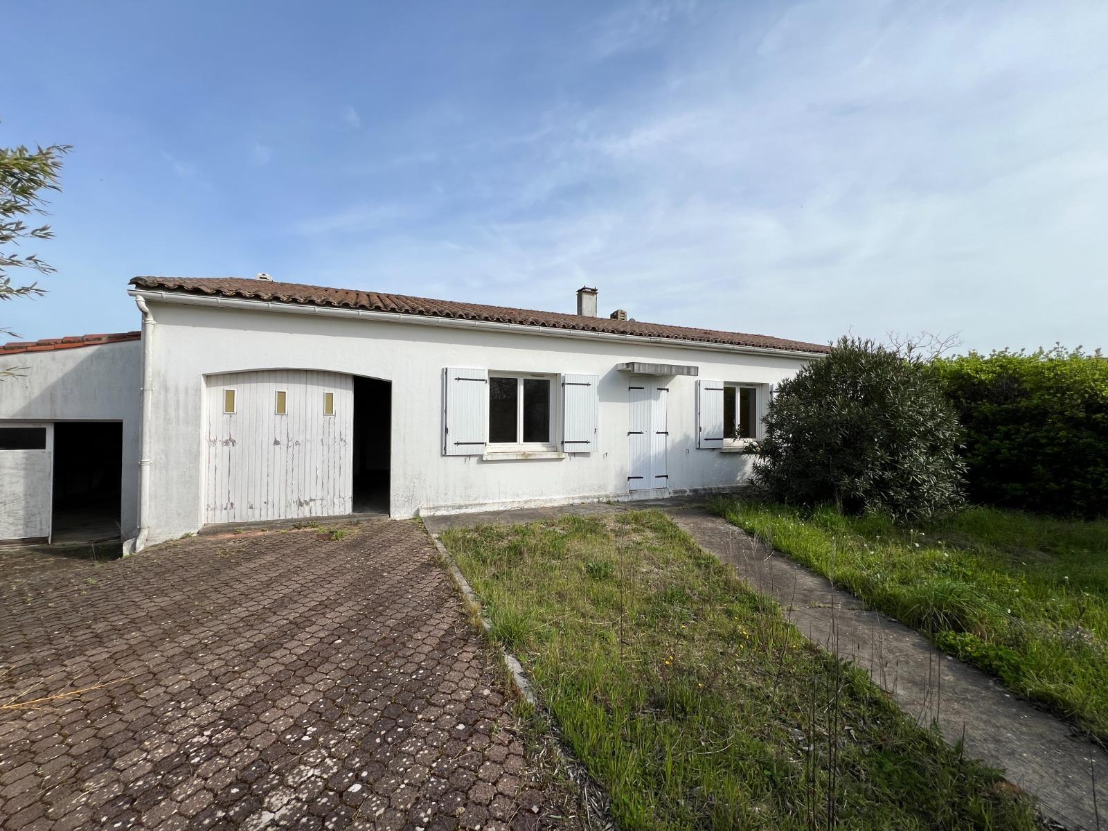 Maison avec terrain constructible de 1392 m2