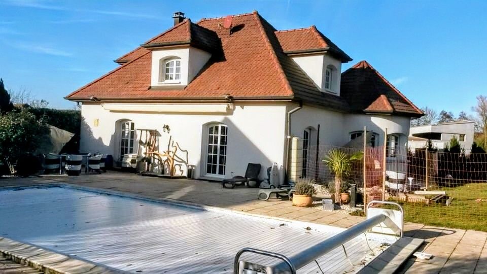 Propriété spacieuse, avec garages, piscine naturelle proche de la Suisse
