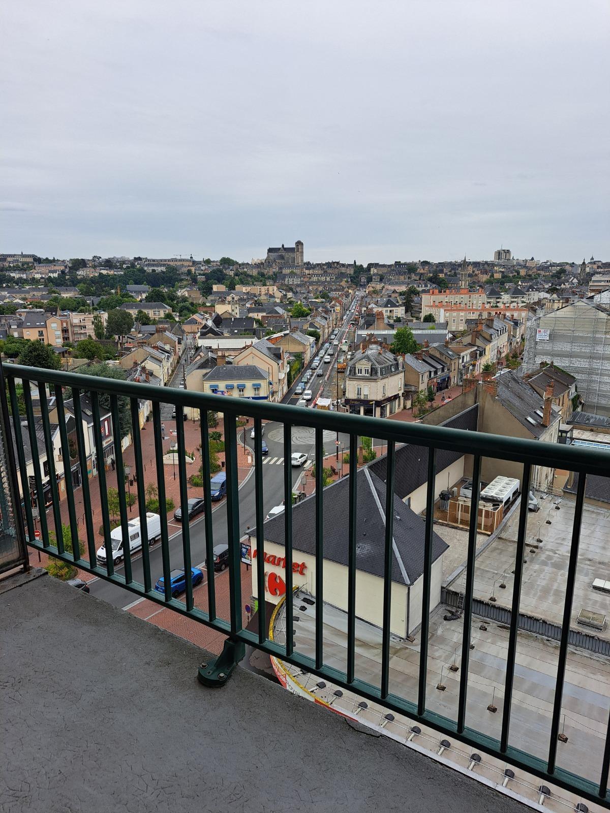 CHASSE ROYALE - T2 REFAIT A NEUF AVEC BALCON ET PARKING 