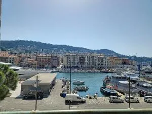 Bijou en 1ère ligne du port de Nice