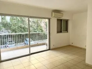 CANNES STUDIO AVEC BALCON ET PARKING