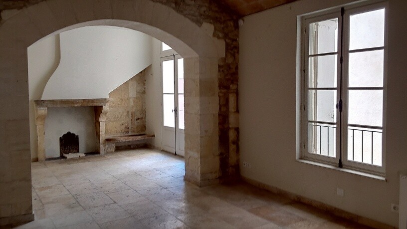 BEL APPARTEMENT T3 (1 chambre) dans un immeuble classé du XVIIe
