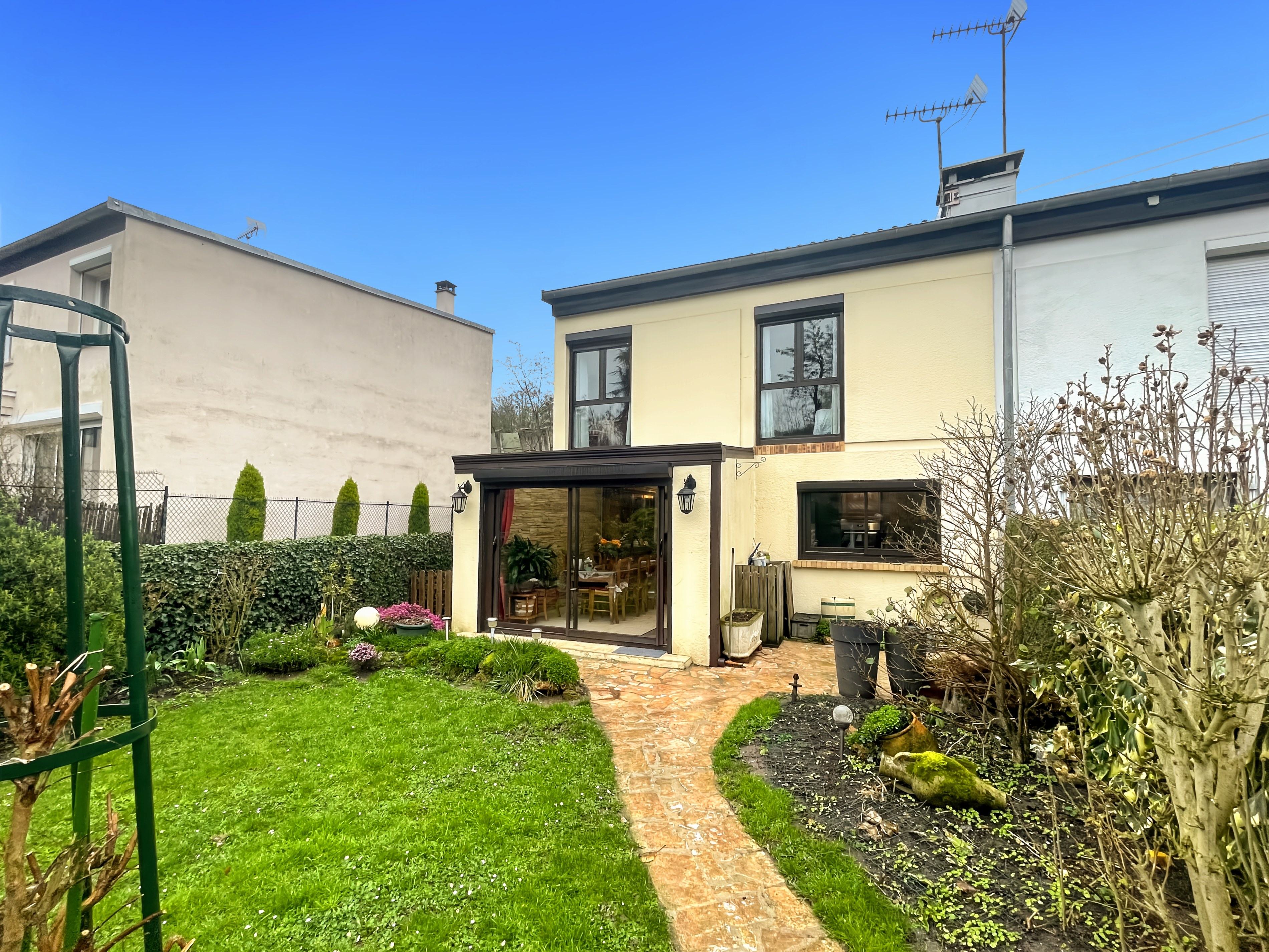 Maison de 94 m² sur une parcelle de 262 m² à Bievres