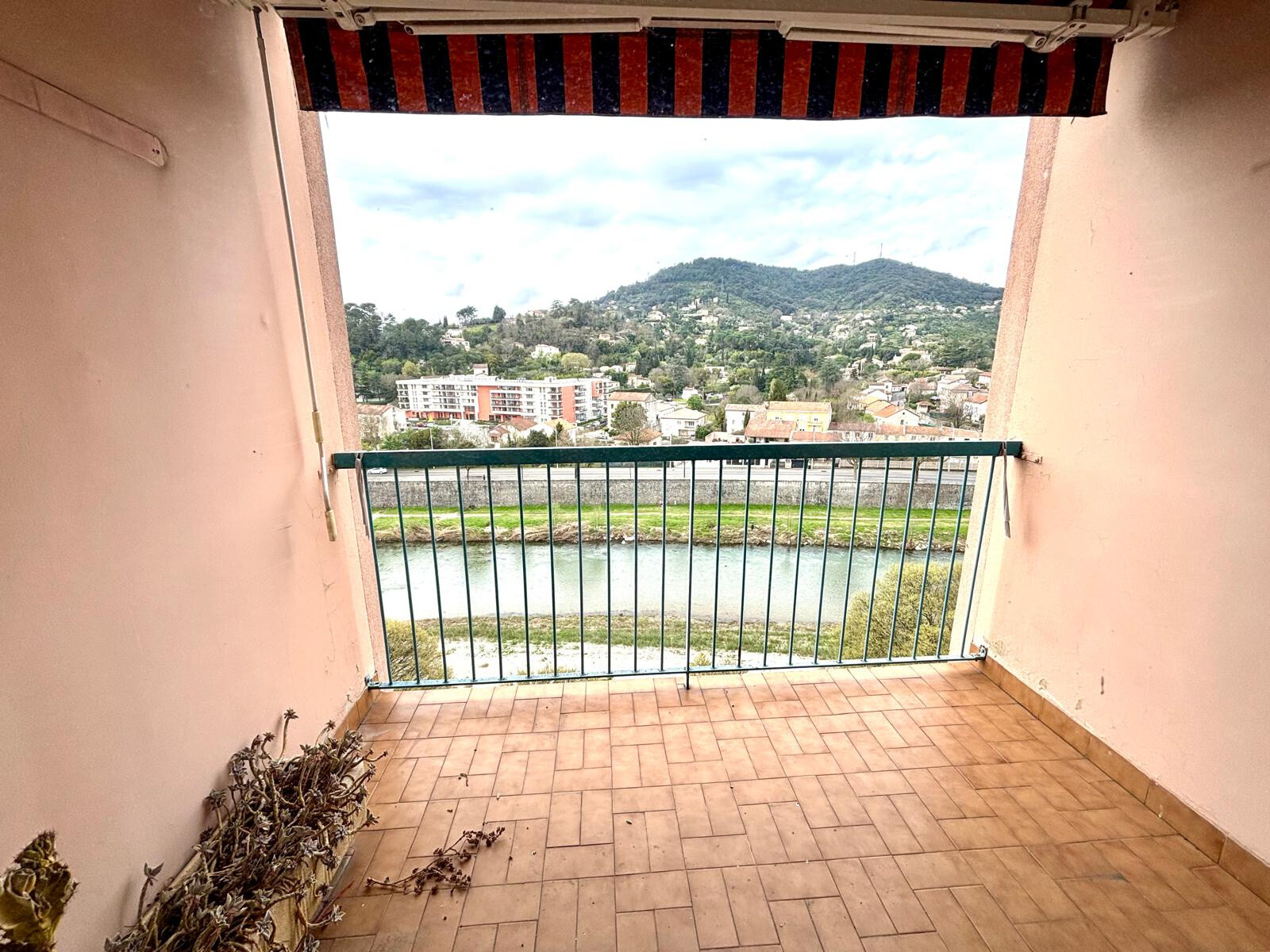 Vente interactive   appartement 102 m2 balcon, garage et cave   Vue Gardon