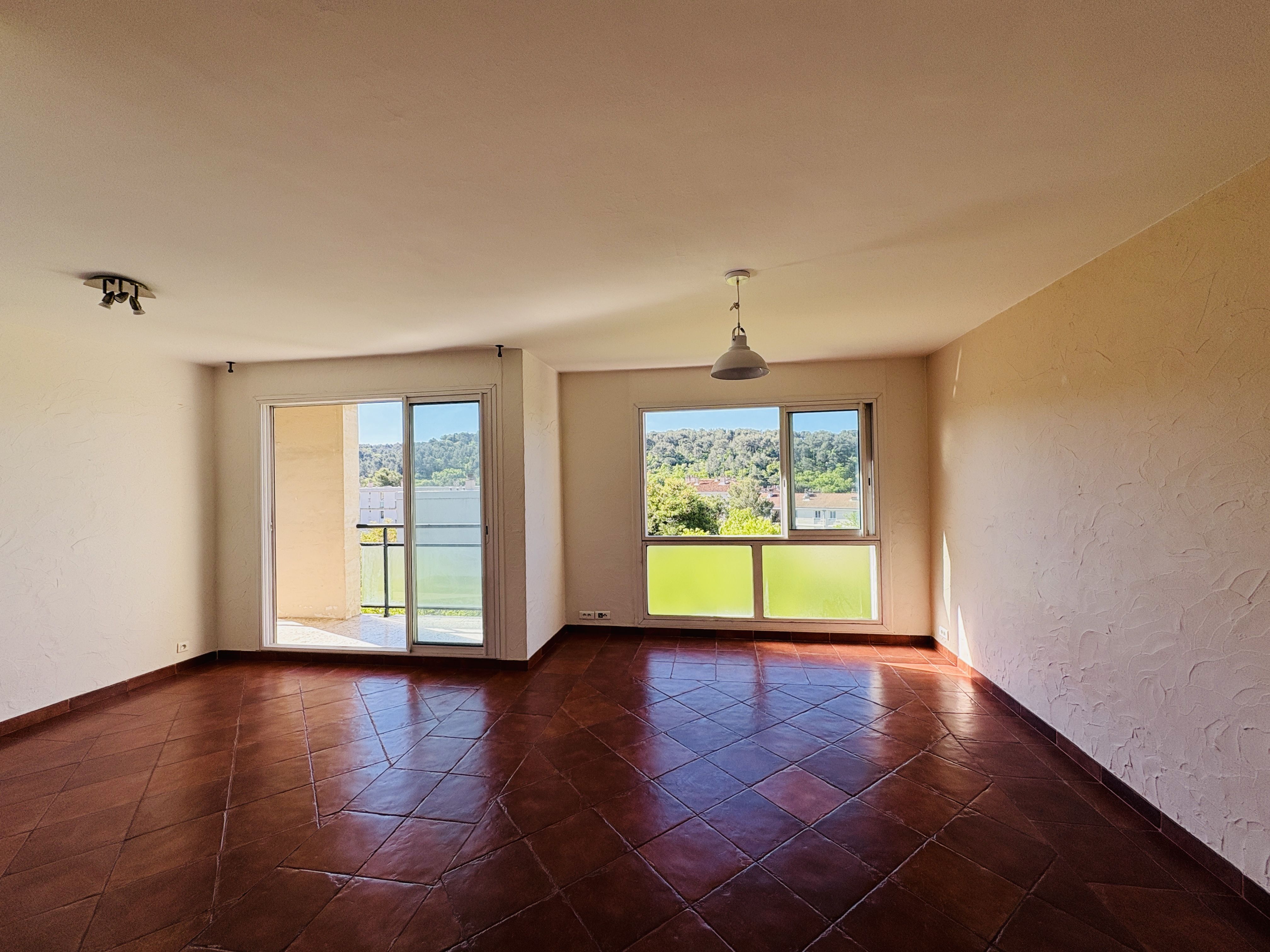 Aix en provence - Agréable appartement T5 de 77 m² – Dernier étage – Vue dégagée – Secteur Beauregard