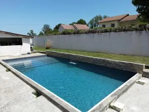 Maison familiale avec piscine et grands volumes à Leyrieu