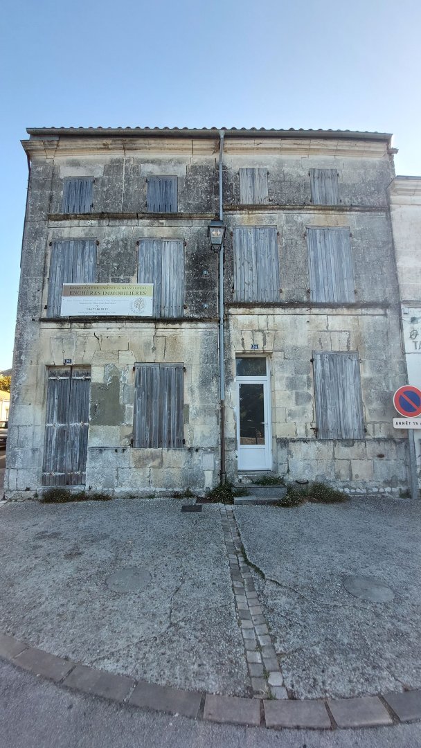 MAISON VILLAGEOISE A RESTAURER EN BORD DE CHARENTE