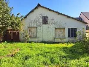 PLAIN PIED A RENOVER AVEC GARAGE ET JARDIN