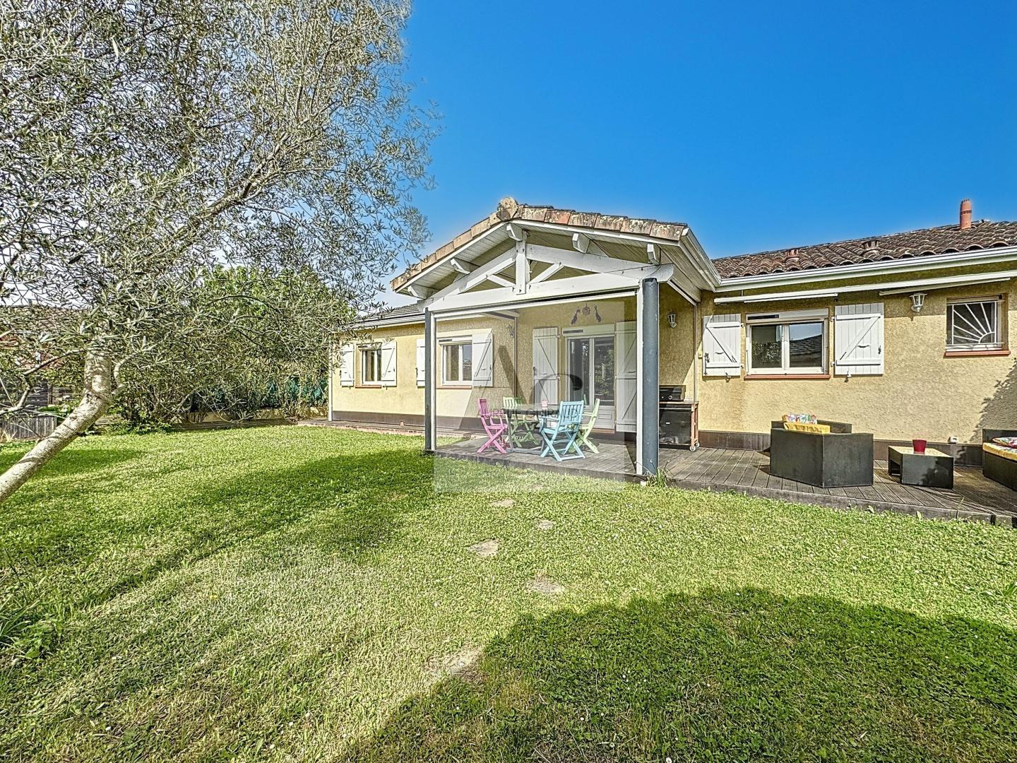 MAISON individuelle T4 de PLAIN-PIED avec JARDIN, GARAGE et DÉPENDANCE en excellent état.