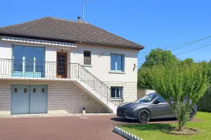 Maison avec jardin et sous-sol complet non enterré, à deux pas des commodités