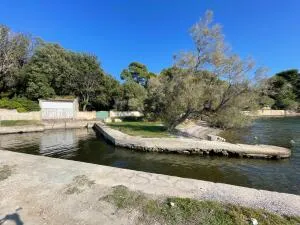 PROPRIETE AVEC PORT PRIVE SUR 6169M2 DE TERRAIN