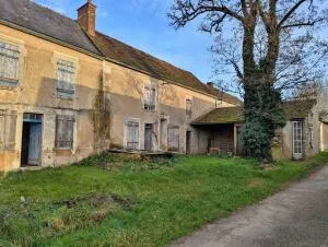 Ferme à réhabiliter de +250m² au sol avec dépendances et jardin à MAILLY LE CHATEAU