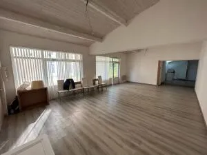 Appartement avec terrain et stationnement privatif.