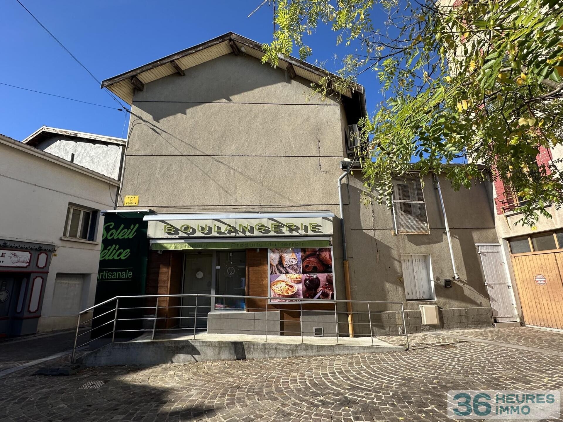 Immeuble avec appartement