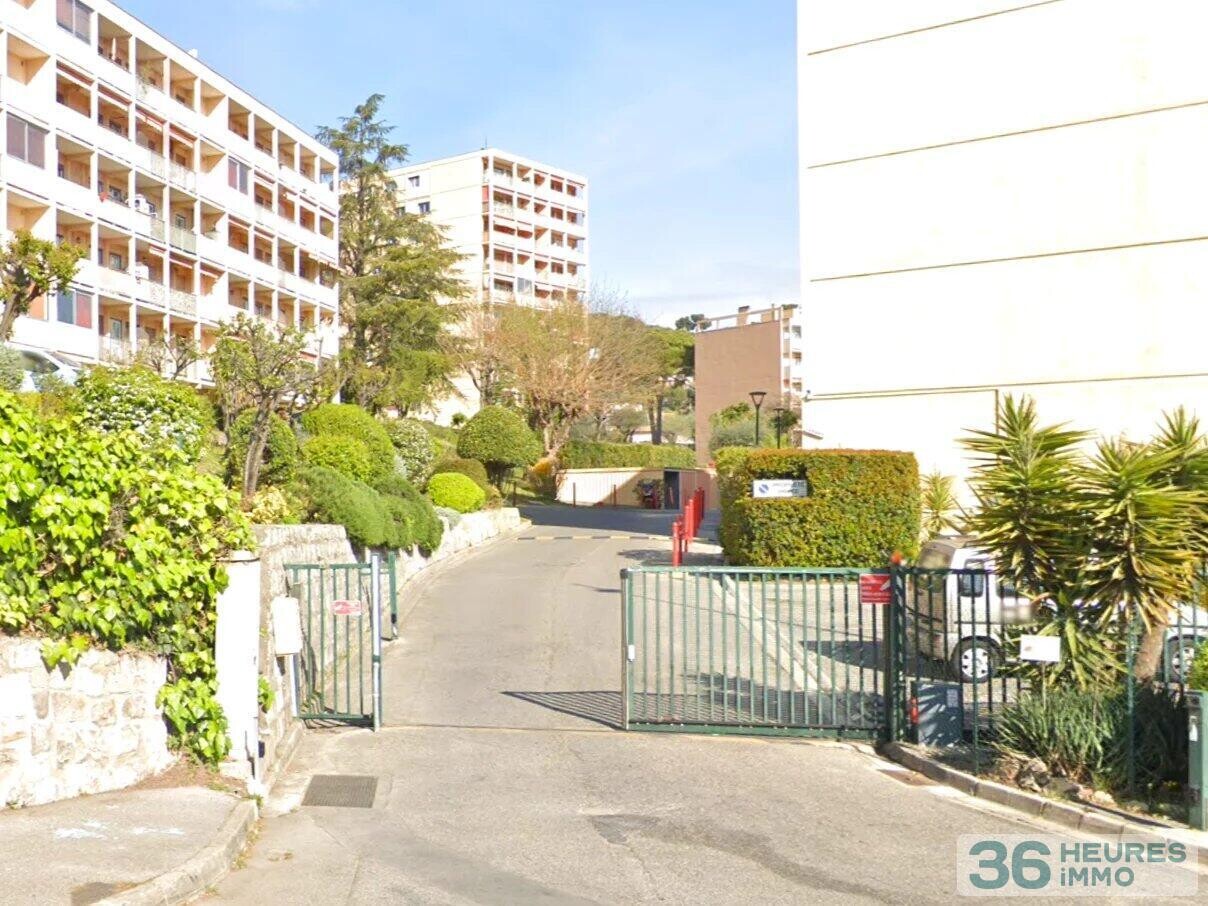 VALLAURIS LIMITE CANNES GRAND GARAGE FERMÉ 38 m²