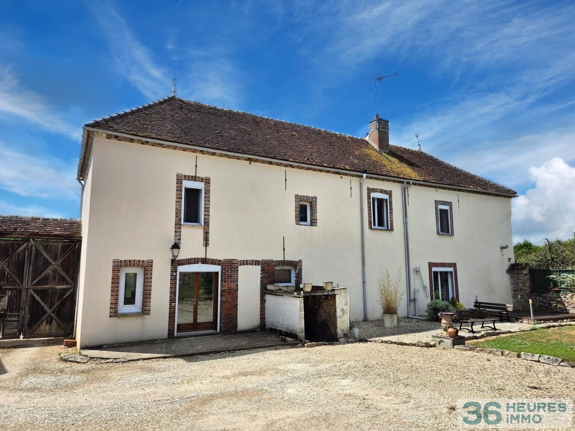 CHARME ET POTENTIEL POUR CETTE BATISSE 5 CHAMBRES & JARDIN SANS VIS-A-VIS