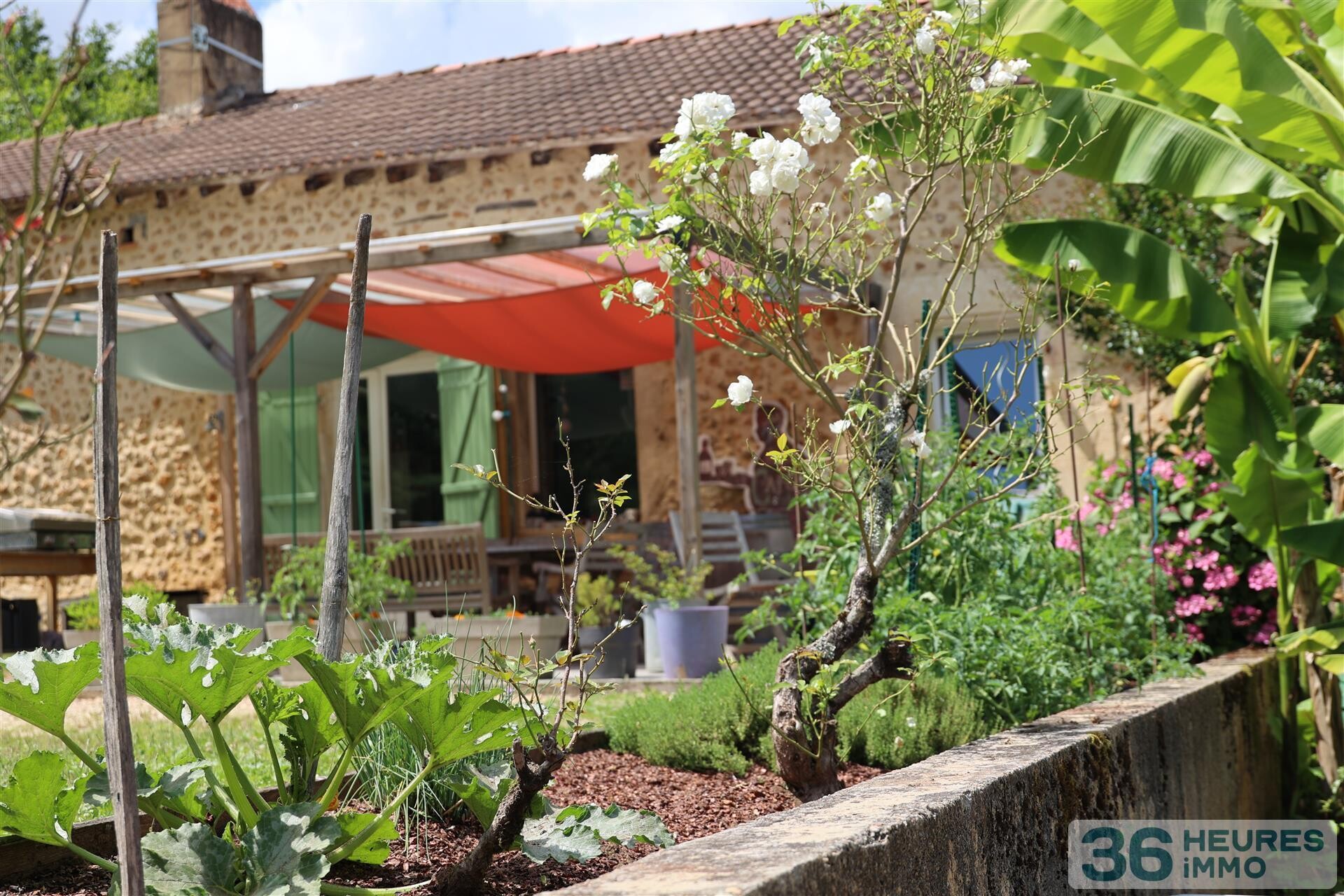 MAISON EN PIERRES AVEC GITES ET DEPENDANCES