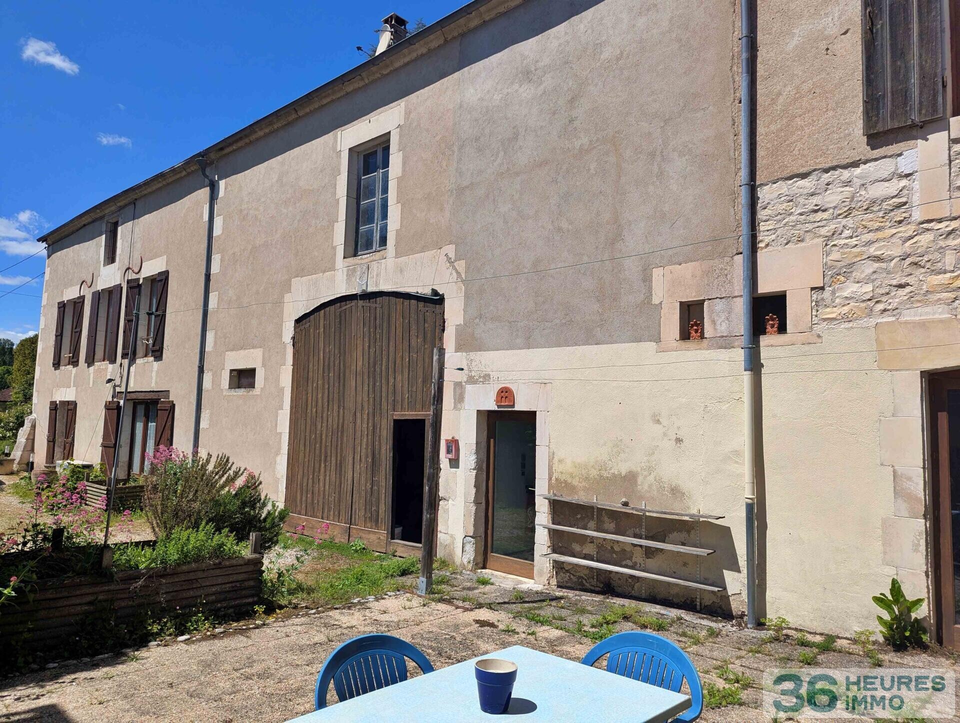 Grande maison avec grange et dépendance aménagée normes PMR, à 10 min au Sud d'Auxerre à CHAMPS SUR YONNE