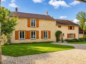 Grande propriété avec maison de caractère, piscine et dépendances sur 7800 m² de terrain à une heure de Paris.