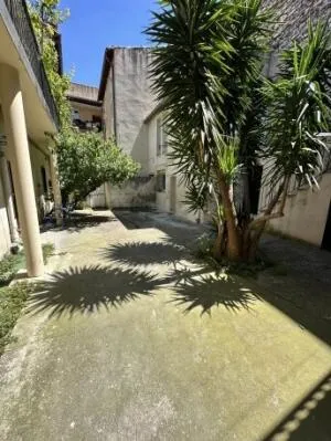 APPARTEMENT DE TYPE STUDIO A NIMES AVEC COUR