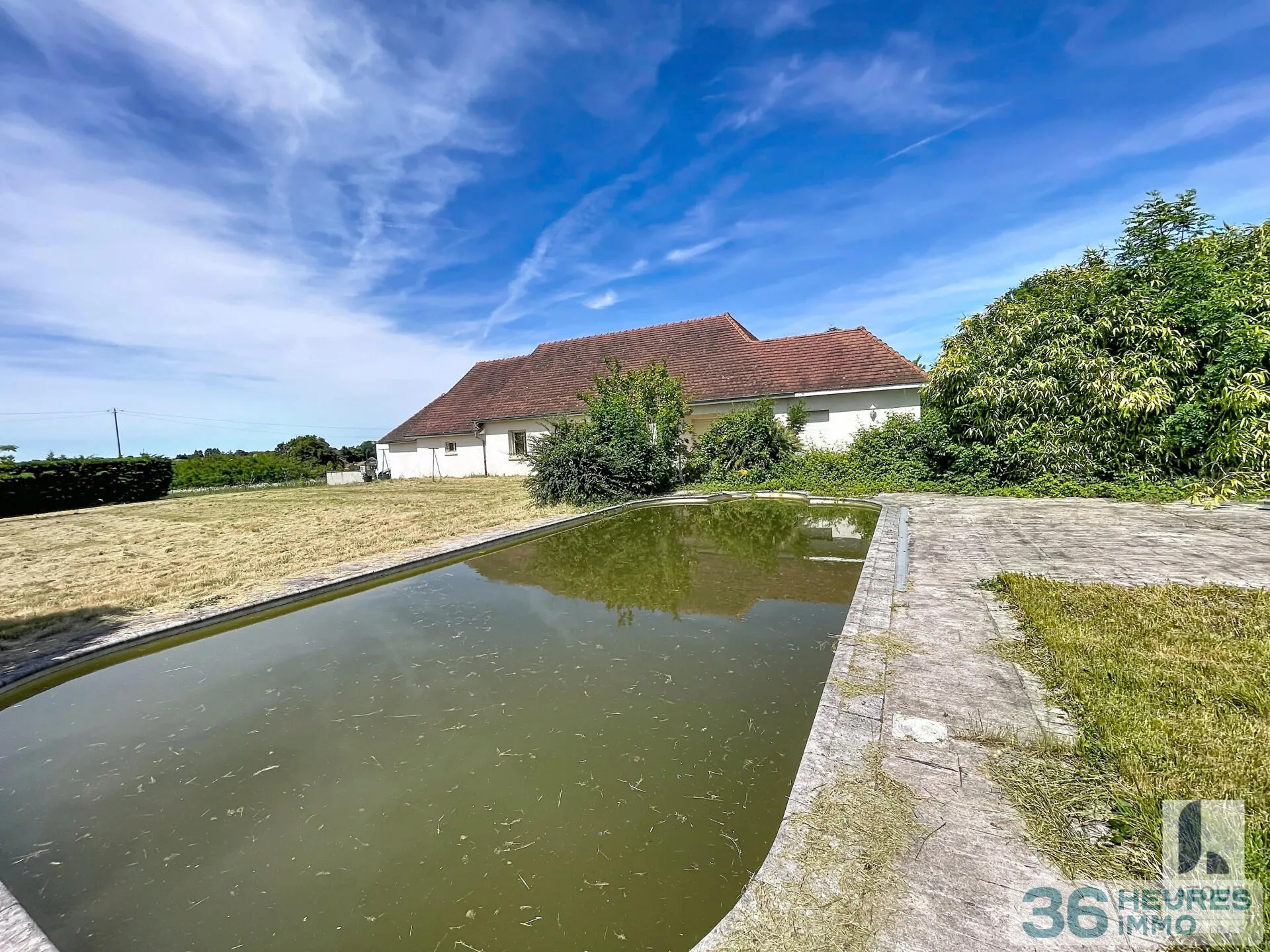 Maison familiale de plain-pied avec piscine et vaste jardin arboré